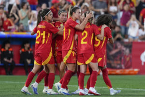 Las jugadoras españolas celebran el gol del empate de Claudia Pina durante el partido amistoso ante Japón el pasado viernes 27. EFE/Borja Sánchez-Trillo