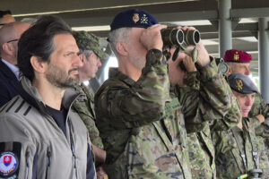 LEST (ESLOVAQUIA), 11/06/2025.- El rey Felipe VI junto al ministro de Defensa eslovaco, Robert Kalinak (i) supervisa la capacidad de despliegue y operación del grupo de combate de la OTAN que España lidera en Eslovaquia, uno de los ocho de que dispone la Alianza en el llamado Flanco Este como medida disuasoria ante Rusia, este miércoles en la base de entrenamiento de Lest, en el sur de Eslovaquia. EFE/ Antonio Sánchez Solís