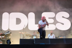 Joe Talbot, vocalista del grupo británico irlandés IDLES , en la primera jornada de pago del festival Primavera Sound, que se celebra estos días en el recinto del Forum de Barcelona. EFE/ Alejandro García