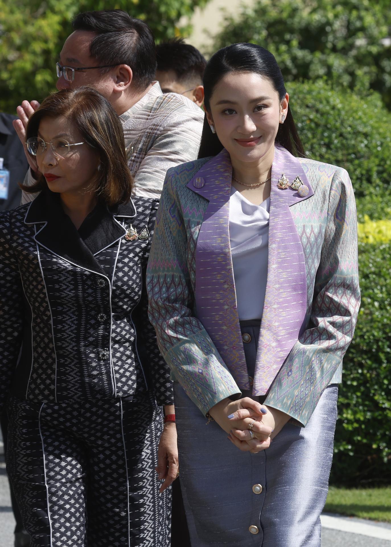 La primera ministra de Tailandia, Paetongtarn Shinawatra (C), este martes antes de la reunión en Bangkok del gabinete de Gobierno.
EFE/EPA/NARONG SANGNAK
