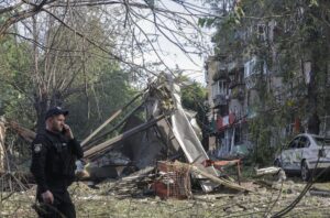 Daños provocados por el ataque ruso en una zona residencial de Kiev. EFE/EPA/SERGEY DOLZHENKO