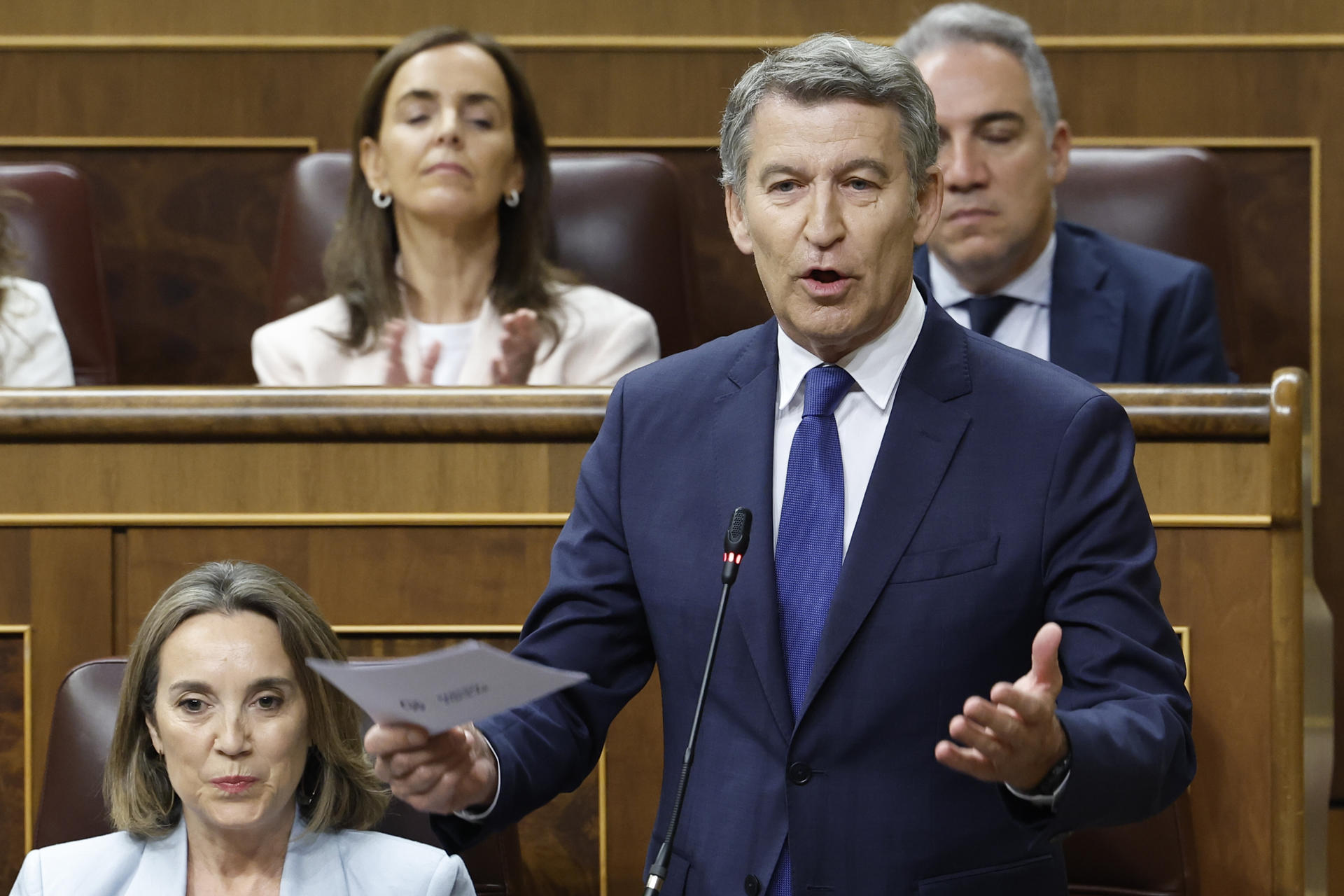 El presidente del PP, Alberto Núñez Feijóo, durante su intervención en la sesión de control al Gobierno que se celebra este miércoles en el Congreso. EFE/ Chema Moya