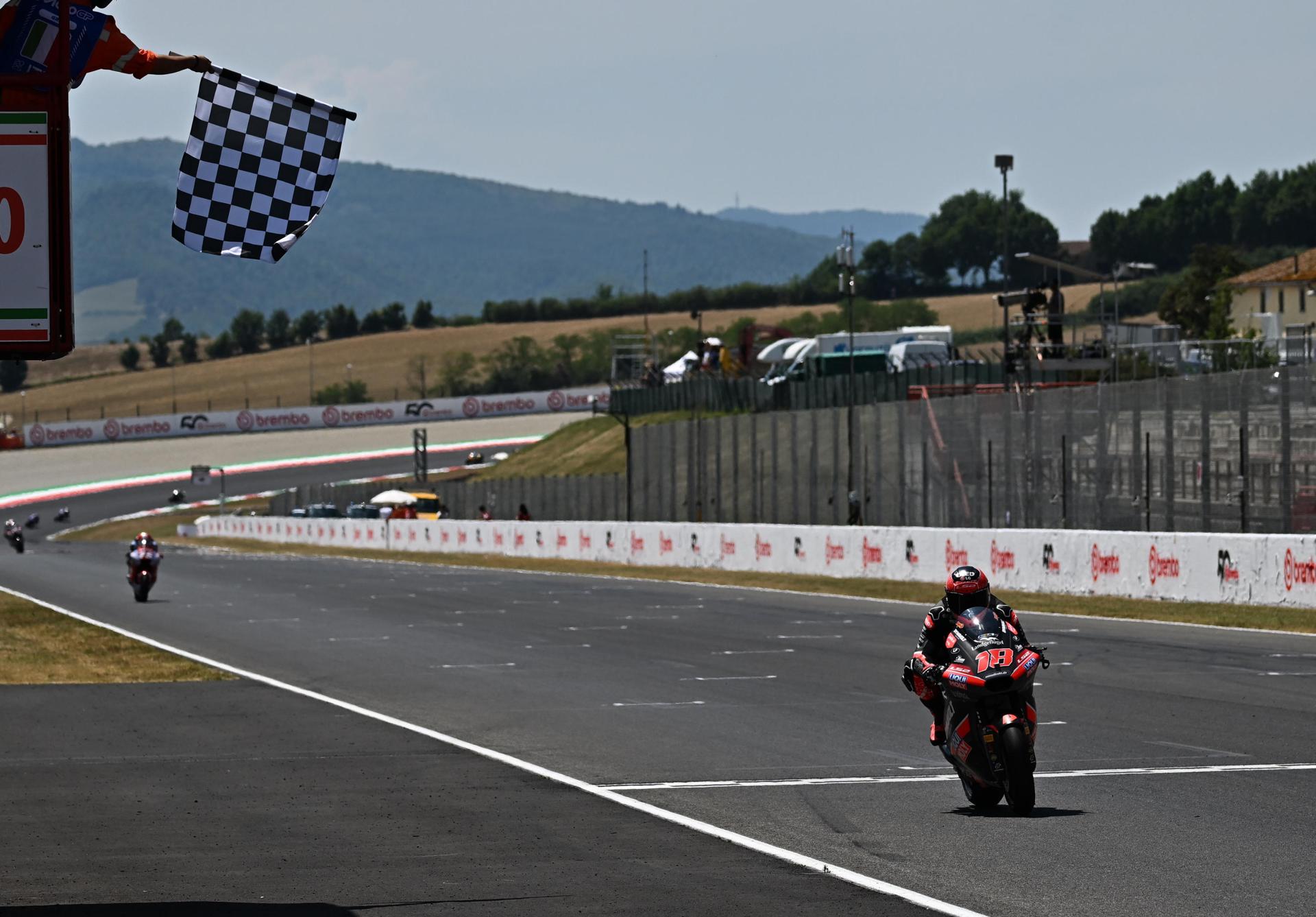 El piloto español Manuel González, del equipo Liqui Moly Dynavolt Intact GP, gana la carrera de Moto 2 del Gran Premio de Motociclismo de Italia en el circuito de Mugello en Scarperia. EFE/EPA/CLAUDIO GIOVANNINI