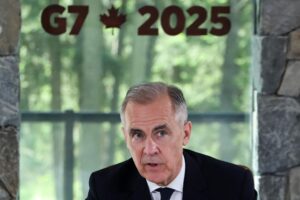 El primer ministro canadiense, Mark Carney, asiste a una sesión de trabajo durante la Cumbre del Grupo de los Siete (G7) en el Pomeroy Kananaskis Mountain Lodge en Kananaskis, Alberta, Canadá, el 16 de junio de 2025. EFE/EPA/Ludovic Marin / POOL