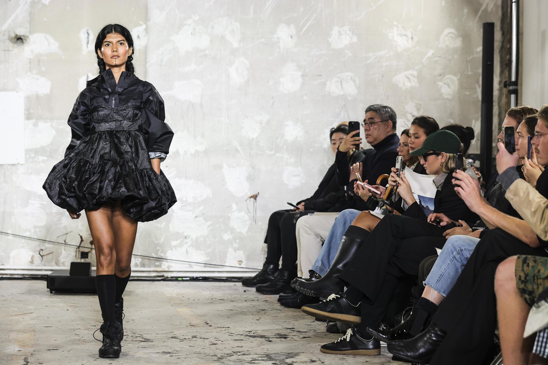 Imagen de archivo de un desfile de Cecilie Bahnsen de la colección primavera/verano 2025. EFE/Teresa Suárez