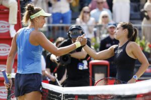 Las tenistas Emma Navarro (d) Beatriz Haddad Maia en el Queen's Club Championships Reino Unido, Londres. EFE/EPA/TOLGA AKMEN