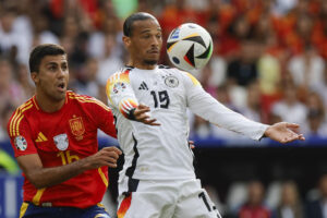 El centrocampista de España Rodri (i) pelea un balón con el alemán Leroy Sané en un partido entre España y Alemania. EFE/ Alberto Estévez