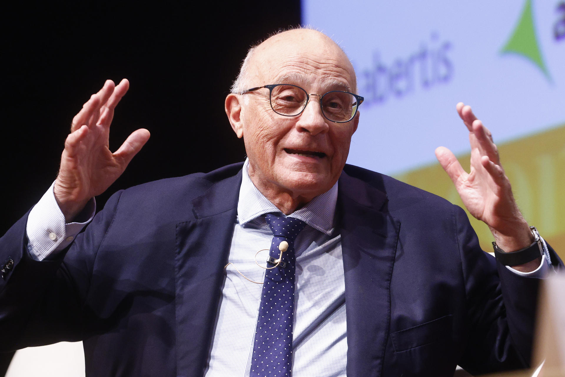 Imagen de archivo del presidente del Banco Sabadell, Josep Oliu, durante su intervención en una jornada organizada en Barcelona por el diario El Economista desde donde ha afirmado que espera que el Gobierno haga un "trabajo serio" a la hora de analizar las implicaciones para el interés general de la opa lanzada por el BBVA sobre la entidad catalana.EFE/ Quique García