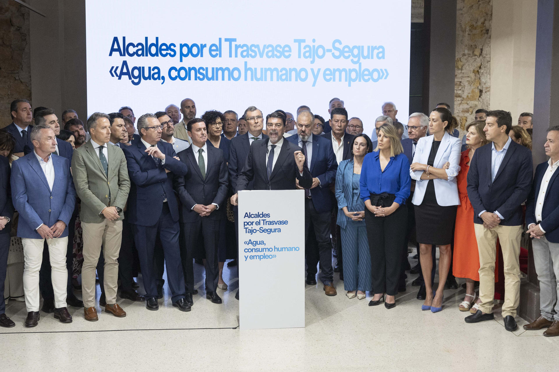 El alcalde de Alicante Luis Barcala (c), durante un momento de su intervención momentos antes de la firma del manifiesto en apoyo al trasvase Tajo-Segura que han firmado más de 80 municipios de Murcia, Almería y Alicante que se abastecen con agua del trasvase del Tajo al Segura, en un acto institucional en defensa de esa infraestructura, que consideran fundamental e irrenunciable ante la amenaza de ser recortada a partir de 2027, este juevees en el cuartel de artillería de Murcia. EFE/Marcial Guillén