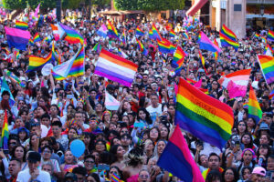 Fotografía de archivo del 15 de junio de 2024 de personas participando en una marcha por el Día Internacional del Orgullo LGTBI, en León (México). EFE/ Luis Ramírez