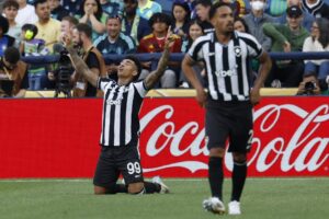 Igor Jesus (i) de Botafogo celebra tras anotar ante Seattle Sounders. EFE/JOHN G. MABANGLO