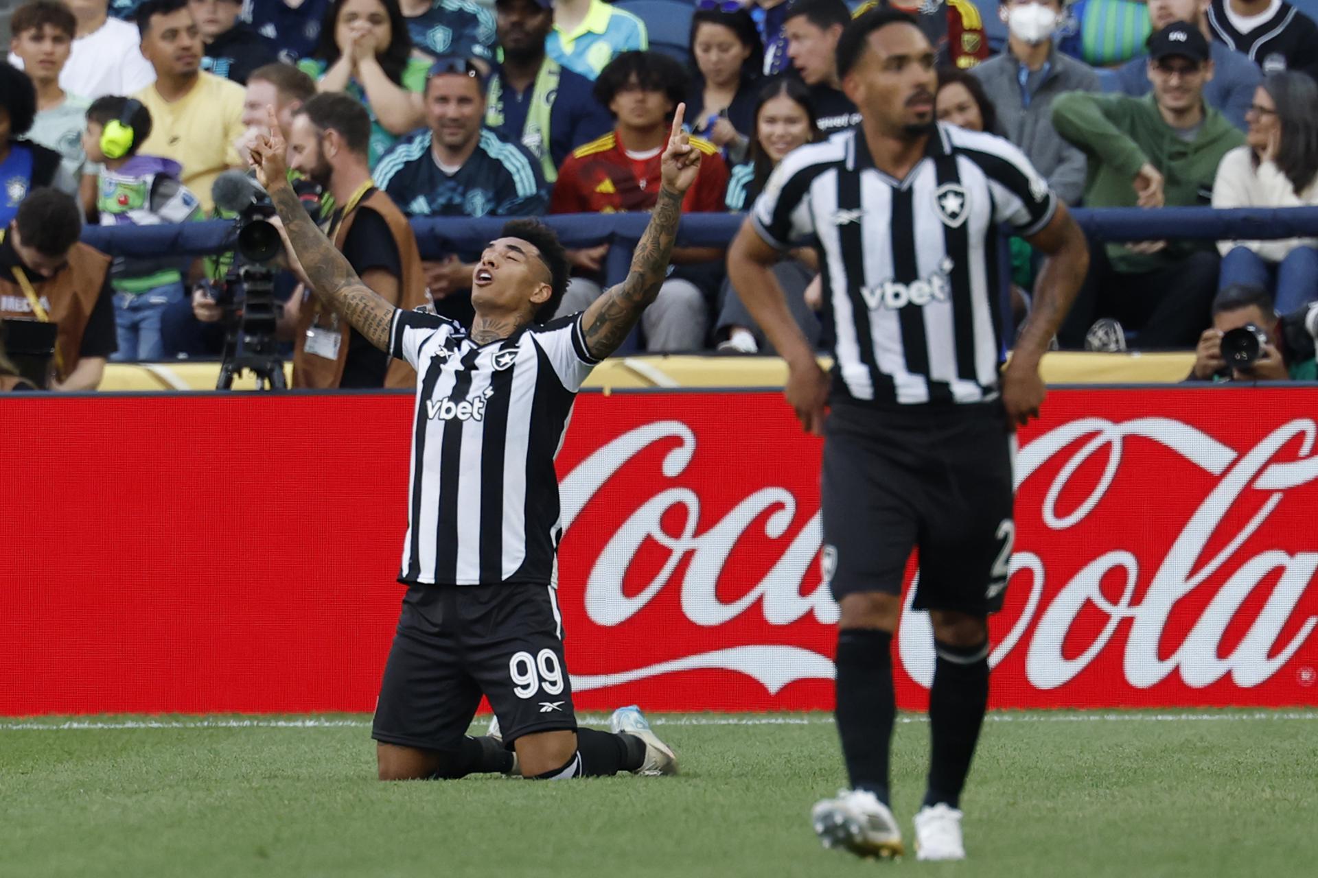 Igor Jesus (i) de Botafogo celebra tras anotar ante Seattle Sounders. EFE/JOHN G. MABANGLO