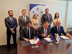 Nadia Calviño, presidenta del Grupo BEI; Dan Jørgensen, Comisario de Energía y Vivienda; Marc Ferracci, ministro francés de Industria y Energía; Miguel González Suela, Subsecretario español para la Transición Ecológica y el Reto Demográfico, y Beatriz Corredor, presidenta de Red Eléctrica, entre otros mantatarios, durante la firma de un acuerdo por el que el Banco Europeo de Inversiones (BEI), destinará 1.600 millones de euros a financiar la construcción de la interconexión eléctrica del Golfo de Vizcaya entre España y Francia, este lunes en el European Convention Center de Luxemburgo. EFE/Moncloa