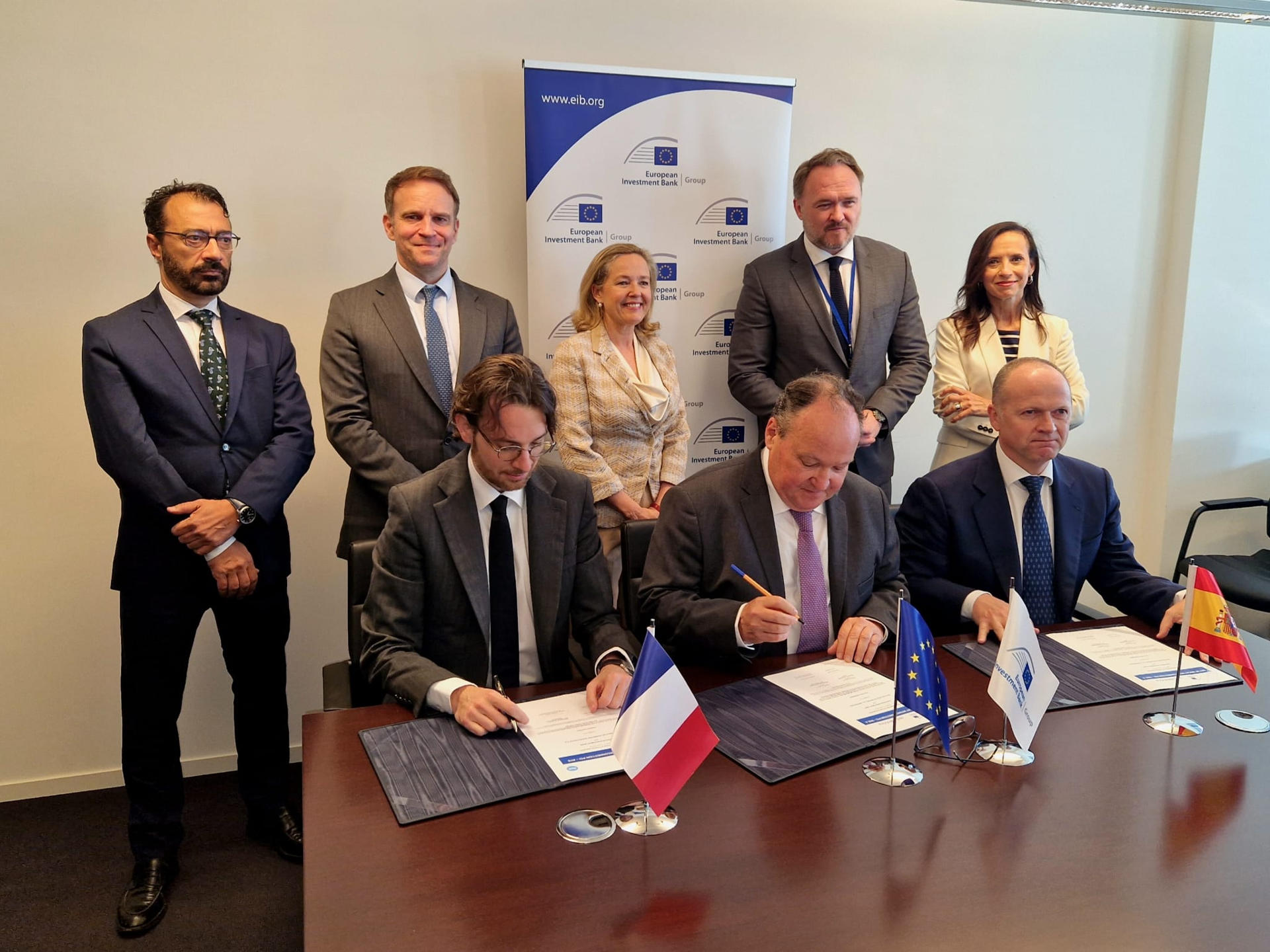 Nadia Calviño, presidenta del Grupo BEI; Dan Jørgensen, Comisario de Energía y Vivienda; Marc Ferracci, ministro francés de Industria y Energía; Miguel González Suela, Subsecretario español para la Transición Ecológica y el Reto Demográfico, y Beatriz Corredor, presidenta de Red Eléctrica, entre otros mantatarios, durante la firma de un acuerdo por el que el Banco Europeo de Inversiones (BEI), destinará 1.600 millones de euros a financiar la construcción de la interconexión eléctrica del Golfo de Vizcaya entre España y Francia, este lunes en el European Convention Center de Luxemburgo. EFE/Moncloa