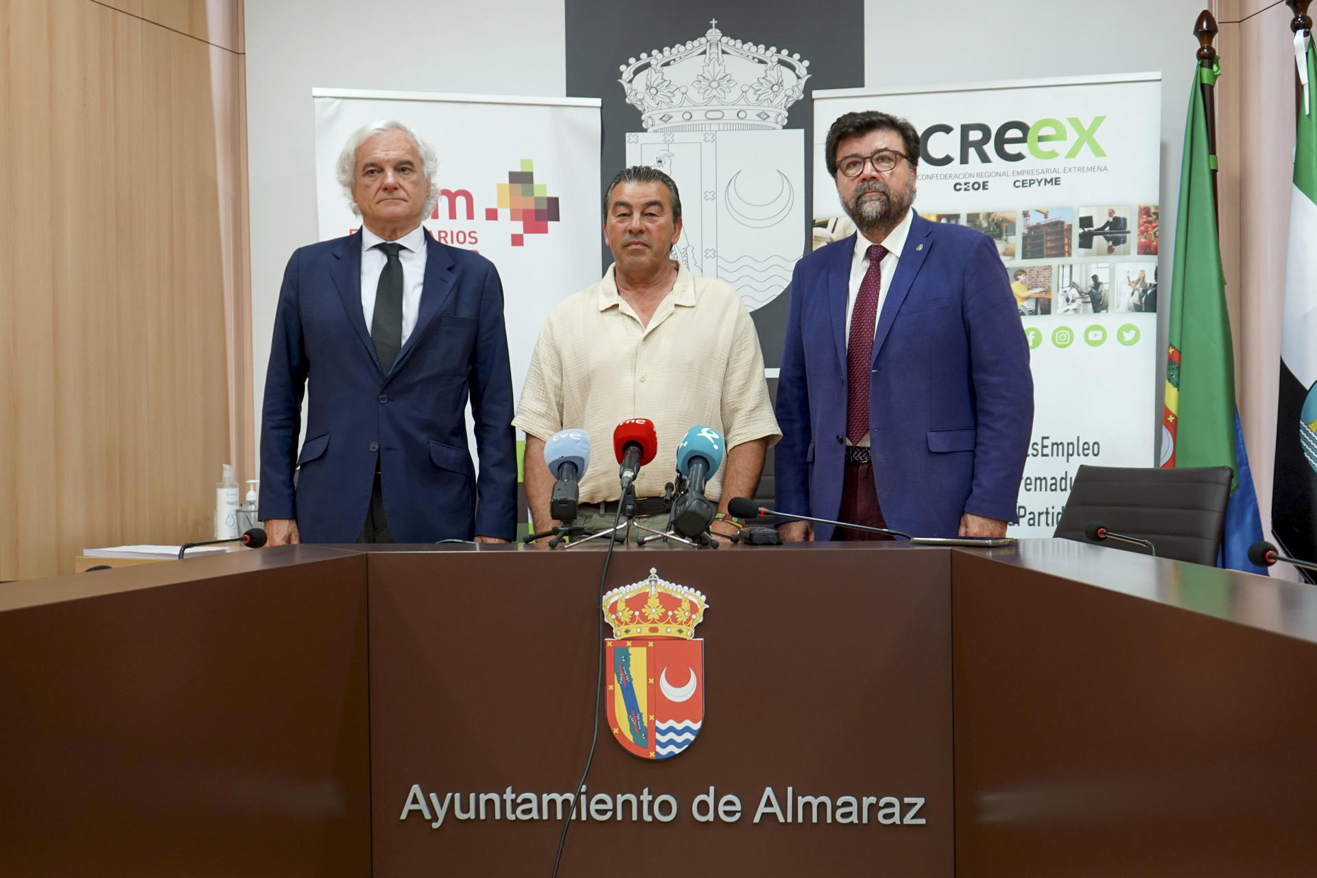 El presidente de la Confederación Empresarial de Madrid (Ceim), Miguel Garrido (c), junto el secretario general de Creex, Javier Peinado (d), se reúnen con el alcalde de Almaraz, Juan Antonio Díaz, antes de visitar este lunes las instalaciones de la central nuclear de Almaraz. EFE/EDUARDO PALOMO