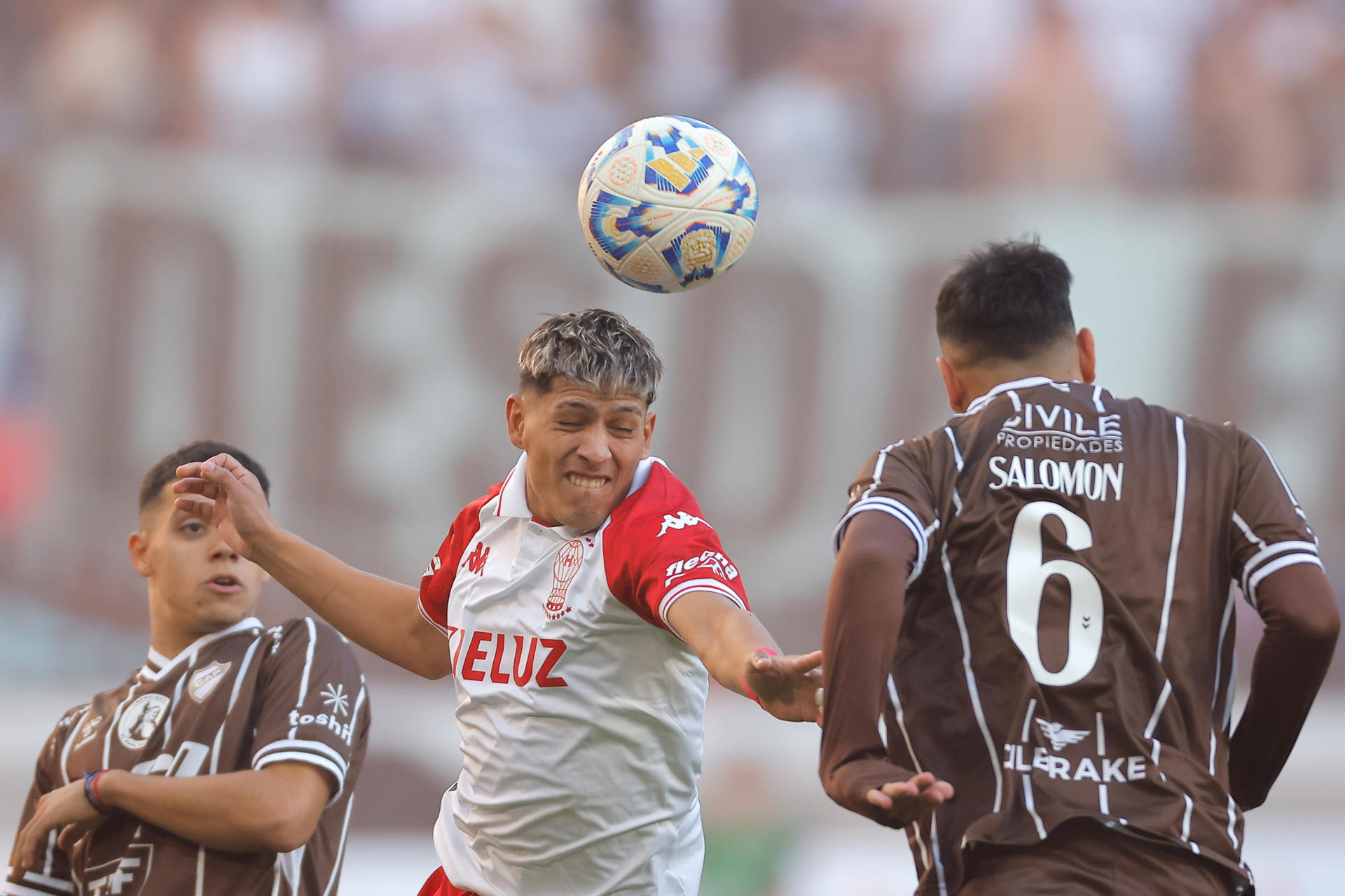 Eric Ramírez (c) de Huracán disputa el balón con Oscar Salomón (d) de Platense. EFE/Juan Ignacio Roncoroni