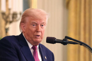 El presidente de Estados Unidos, Donald Trump, habla durante un evento este jueves, en la Casa Blanca en Washington (EE.UU.). EFE/ Octavio Guzmán