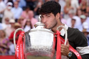 El tenista español Carlos Alcaraz con el trofeo tras vencer al checo Jiri Lehecka en la final del torneo de tenis Queen's Club Championships en Londres, Gran Bretaña. Alcaraz conquistó Queen's por segunda vez en su carrera al derrotar al checo Jiri Lehecka por 7-5, 6-7 (5) y 6-2. EFE/EPA/ANDY RAIN