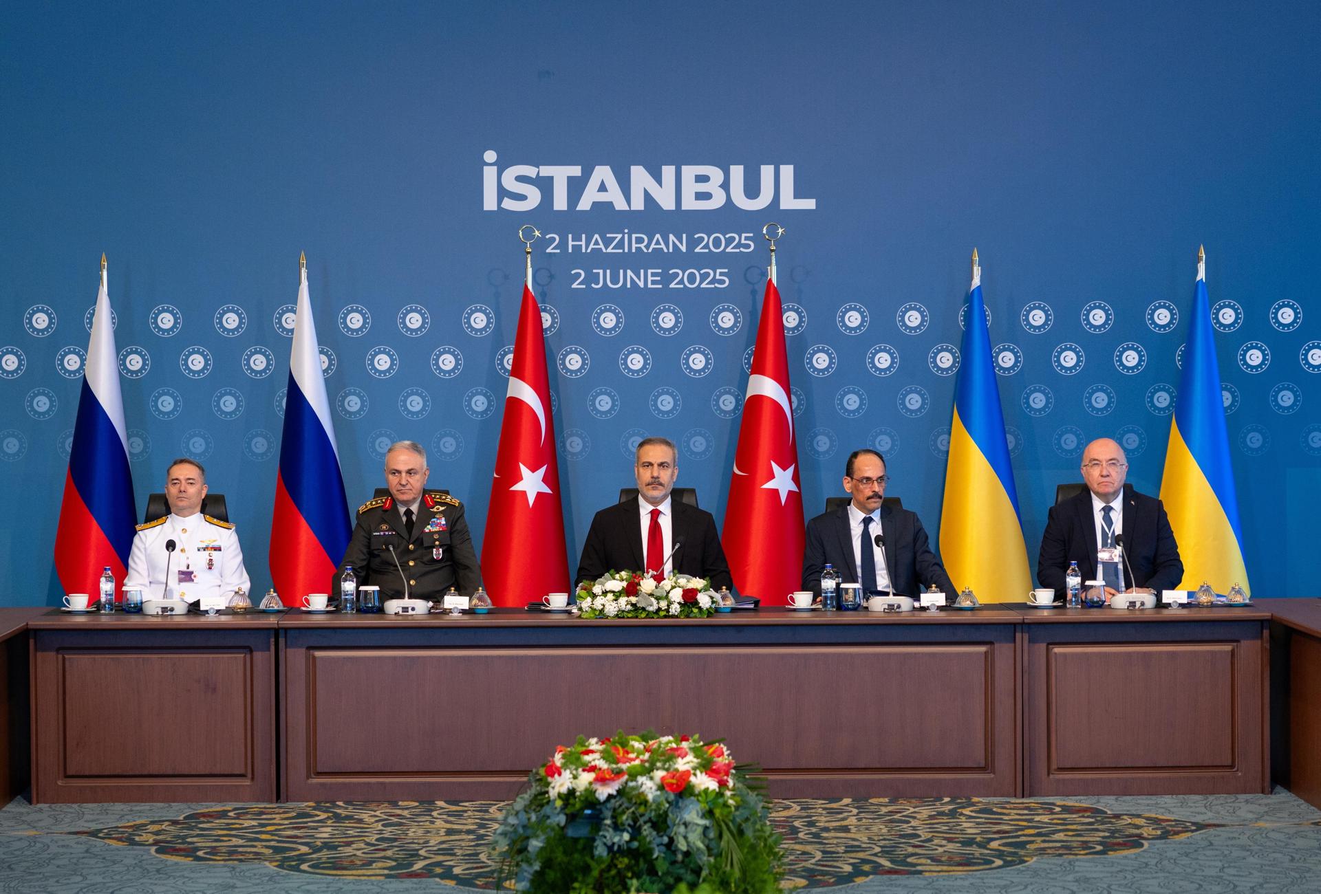 El ministro turco de Asuntos Exteriores, Hakan Fidan (centro), preside en Estambul la segunda ronda de conversaciones de paz entre Ucrania y Rusia. EFE/EPA/Murat Gok/Ministerio de Asuntos Exteriores de Turquía