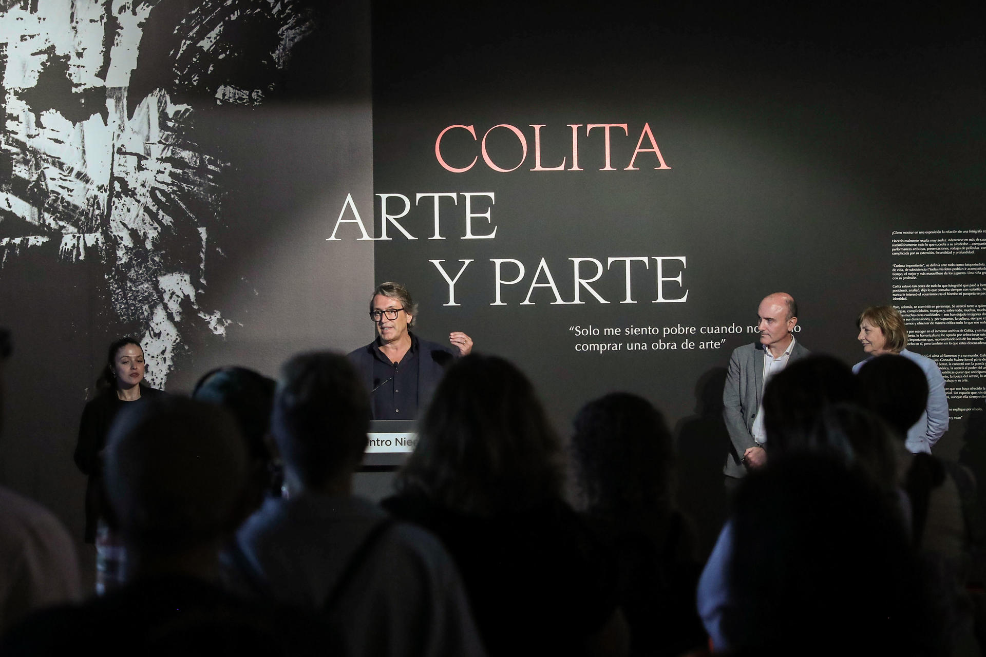 El Centro Niemeyer de Avilés inauguró este miércoles una exposición de la fotógrafa catalana Colita que repasa más de cuarenta años su relación con el arte, bajo el comisariado del director y heredero del Archivo Colita Fotografía, Francesc Polop (c). EFE/ J.L.Cereijido.