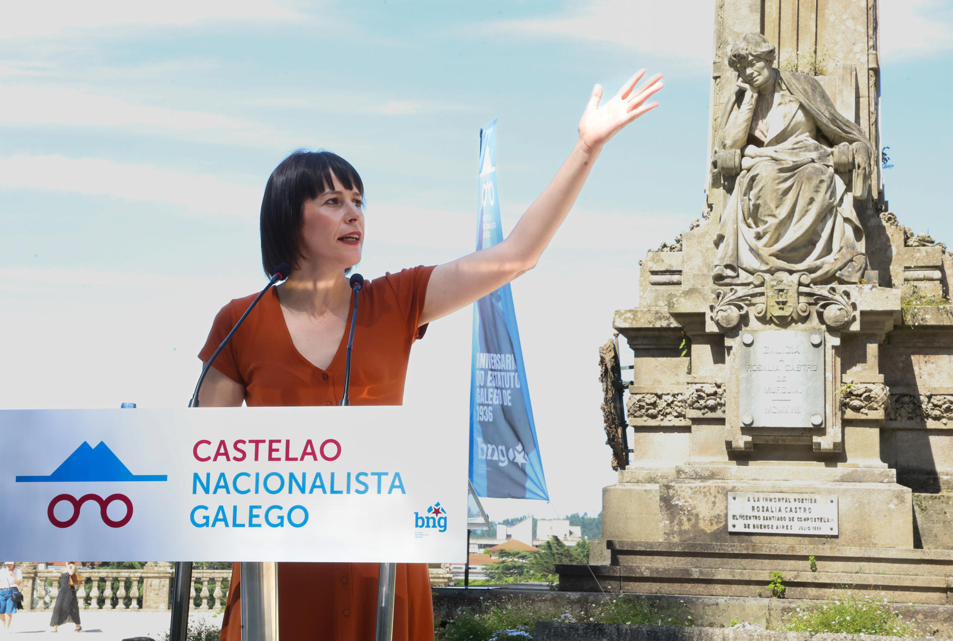 La portavoz nacional del BNG, Ana Pontón, participa este sábado en la Alameda Compostelana en Santiago de Compostela en el acto de conmemoración del aniversario del estatuto gallego de 1936. EFE/Xoán Rey