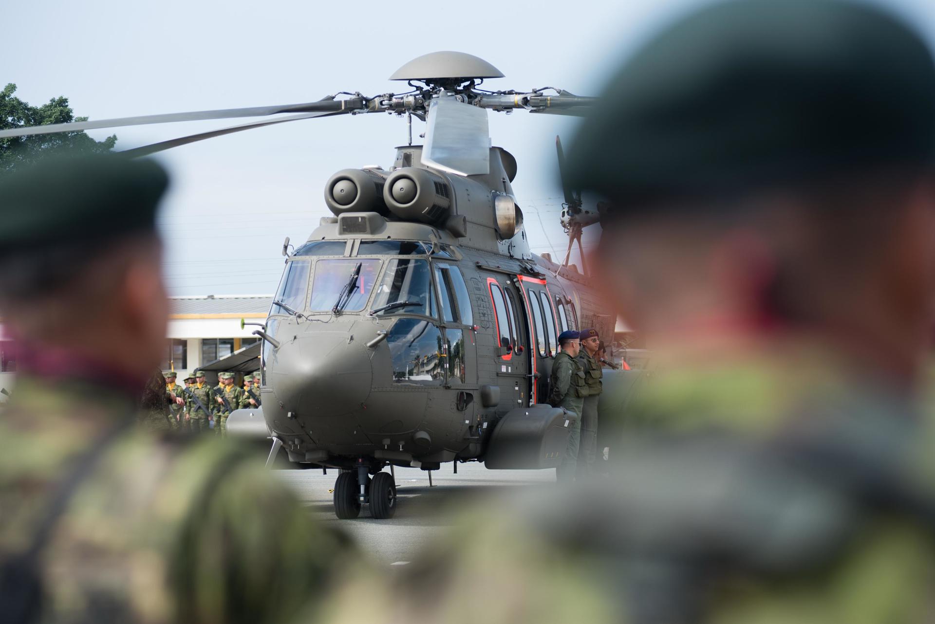 Fotografía cedida por el Ministerio de Defensa de Ecuador de un helicóptero H225 entregado al Gobierno de Ecuador este lunes, en Guayaquil (Ecuador). EFE/ Ministerio de Defensa