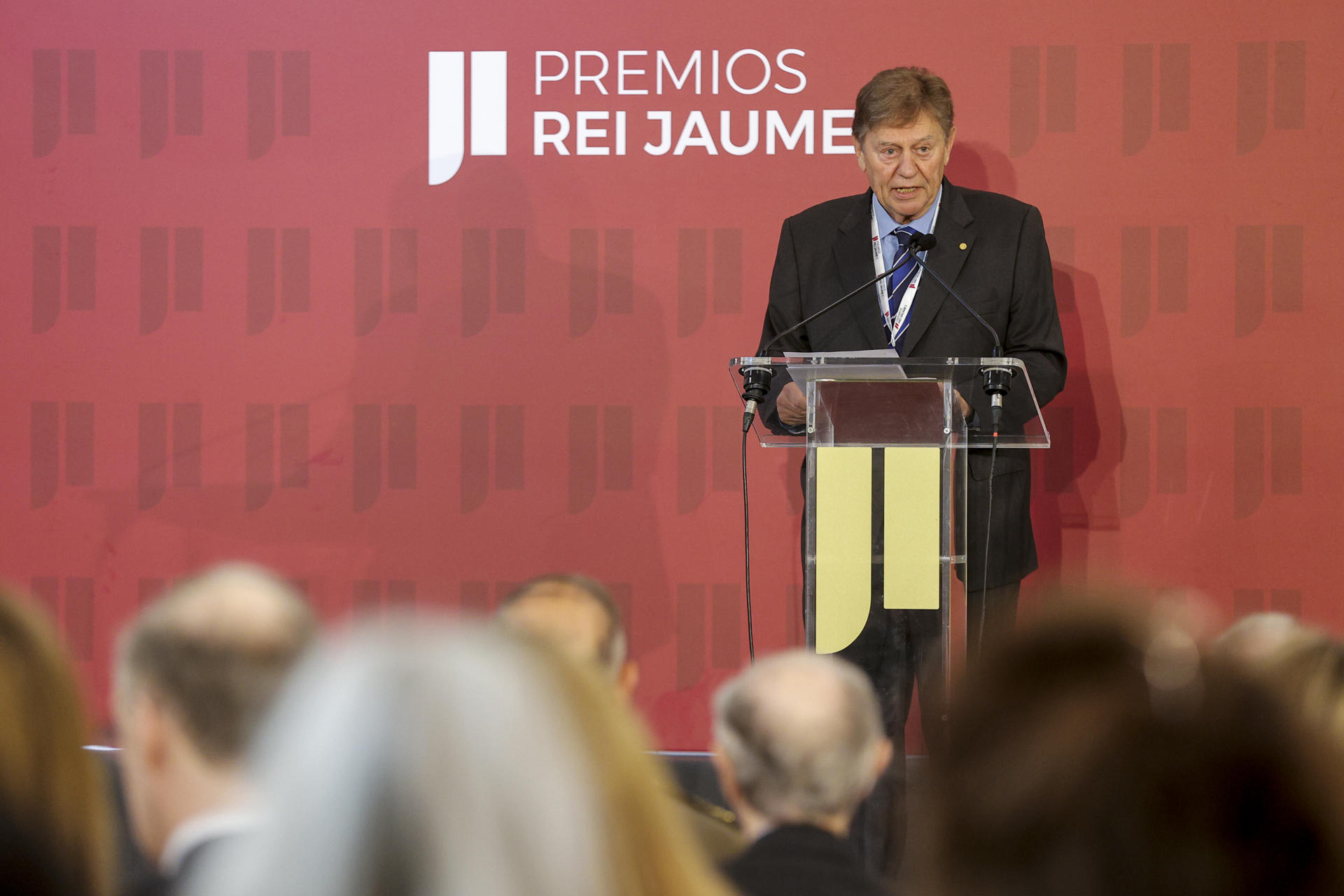 El presidente ejecutivo de la Fundación Valenciana Premios Rei Jaume I, Javier Quesada, durante la lectura de la Declaración hecha pública este martes en el Convento de Santo Domingo de València, antes de la deliberación de los galardonados en cada una de las siete categorías en la trigésimo séptima edición de los premios. EFE/Manuel Bruque