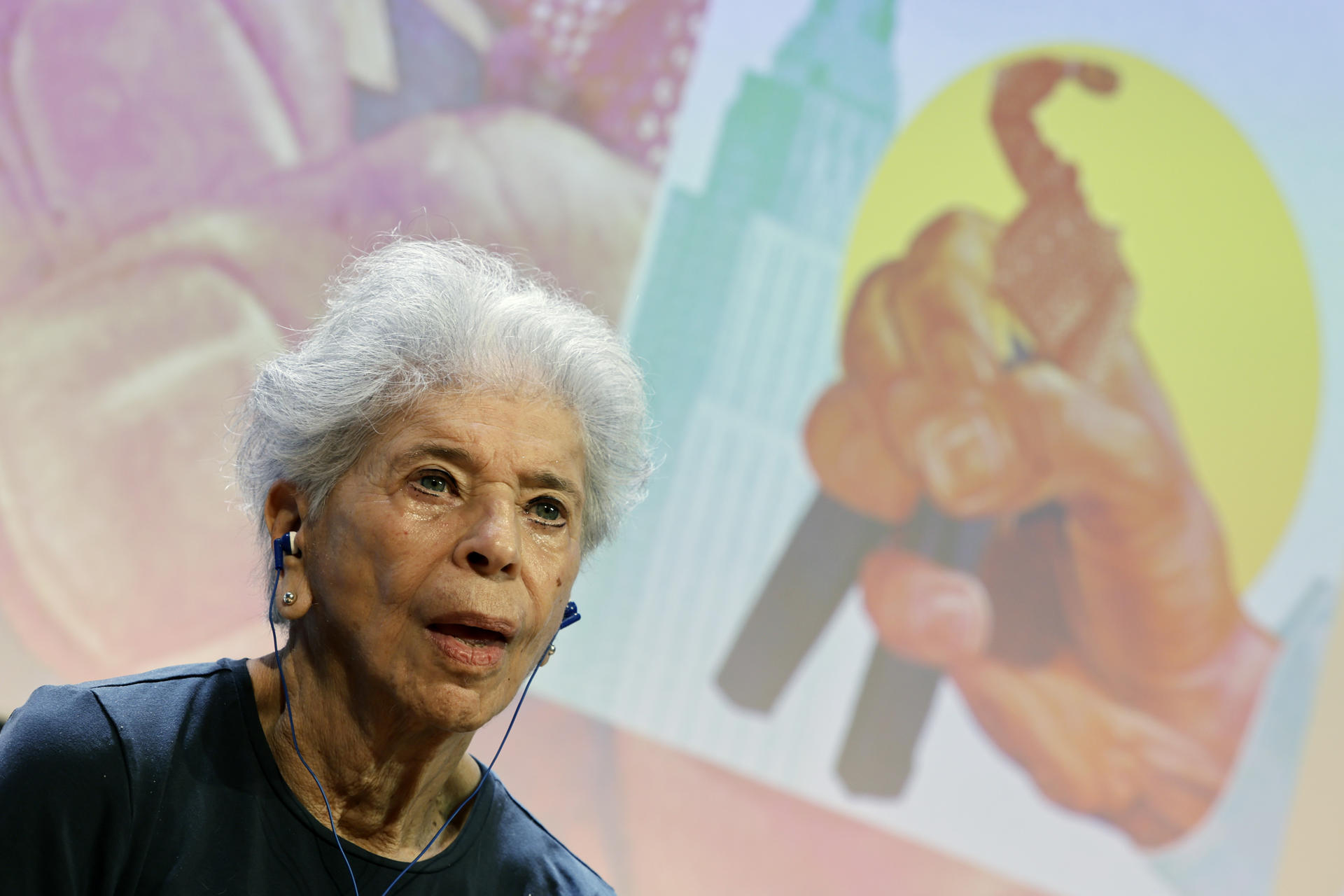 La escritora estadounidense Vivian Gornick ofrece una rueda de prensa este lunes en la Fundación Telefónica de Madrid con motivo del lanzamiento en España de 'Por qué algunos hombres odian a las mujeres'. EFE/ Sergio Pérez