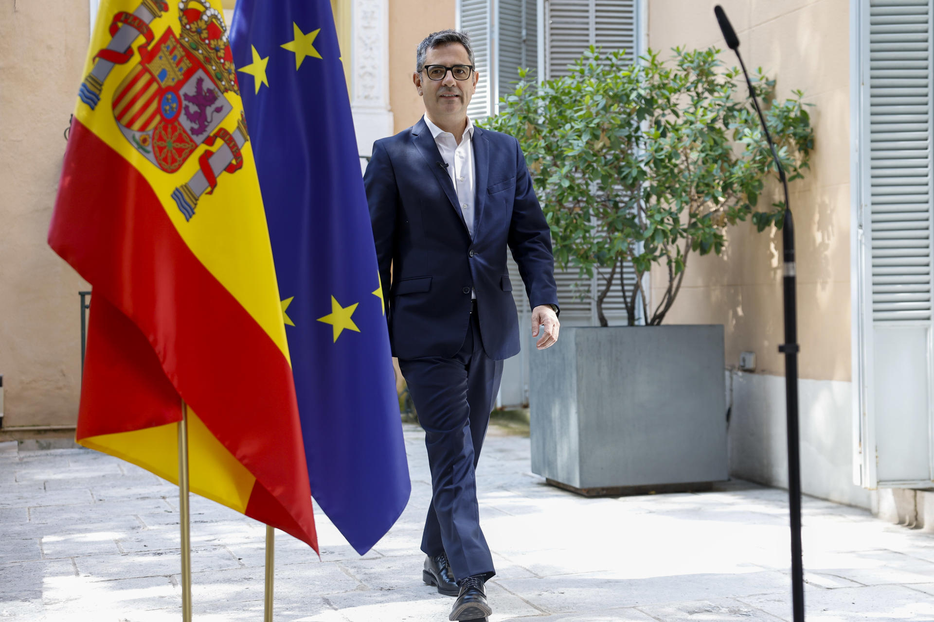 El ministro de la Presidencia, Justicia y Relaciones con las Cortes, Félix Bolaños, antes de ofrecer declaraciones a los medios antes de presidir el acto de presentación de las 'Becas Seré', este viernes en Madrid. EFE/ Chema Moya