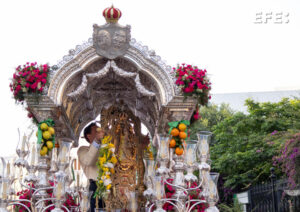 El paso del Simpecado de la Hermandad del Rocío de Sevilla-El Salvador, que parte de Sevilla en peregrinación a la ermita del Rocío, en la localida de Almonte (Huelva) . EFE/ Raúl Caro