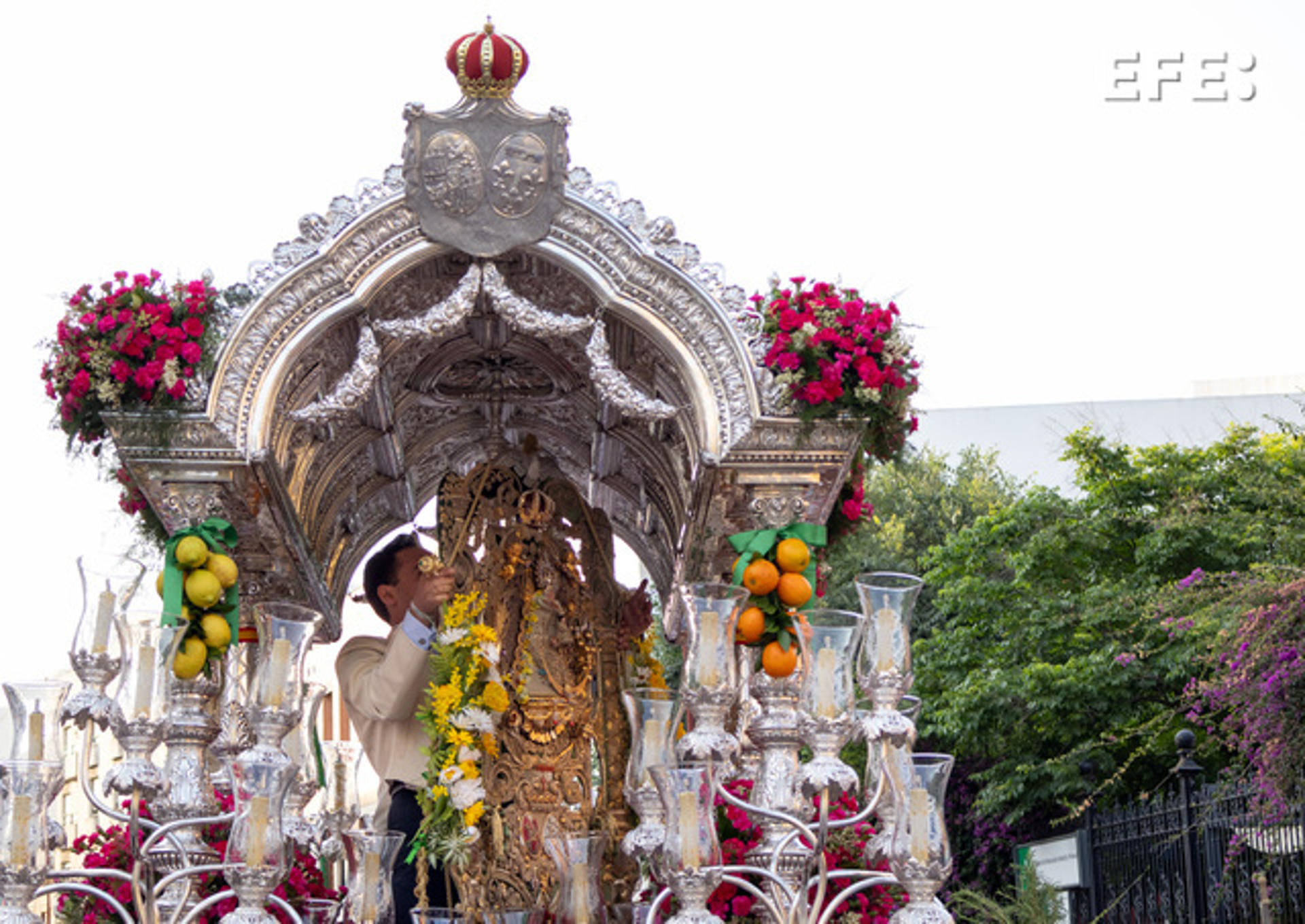 El paso del Simpecado de la Hermandad del Rocío de Sevilla-El Salvador, que parte de Sevilla en peregrinación a la ermita del Rocío, en la localida de Almonte (Huelva) . EFE/ Raúl Caro