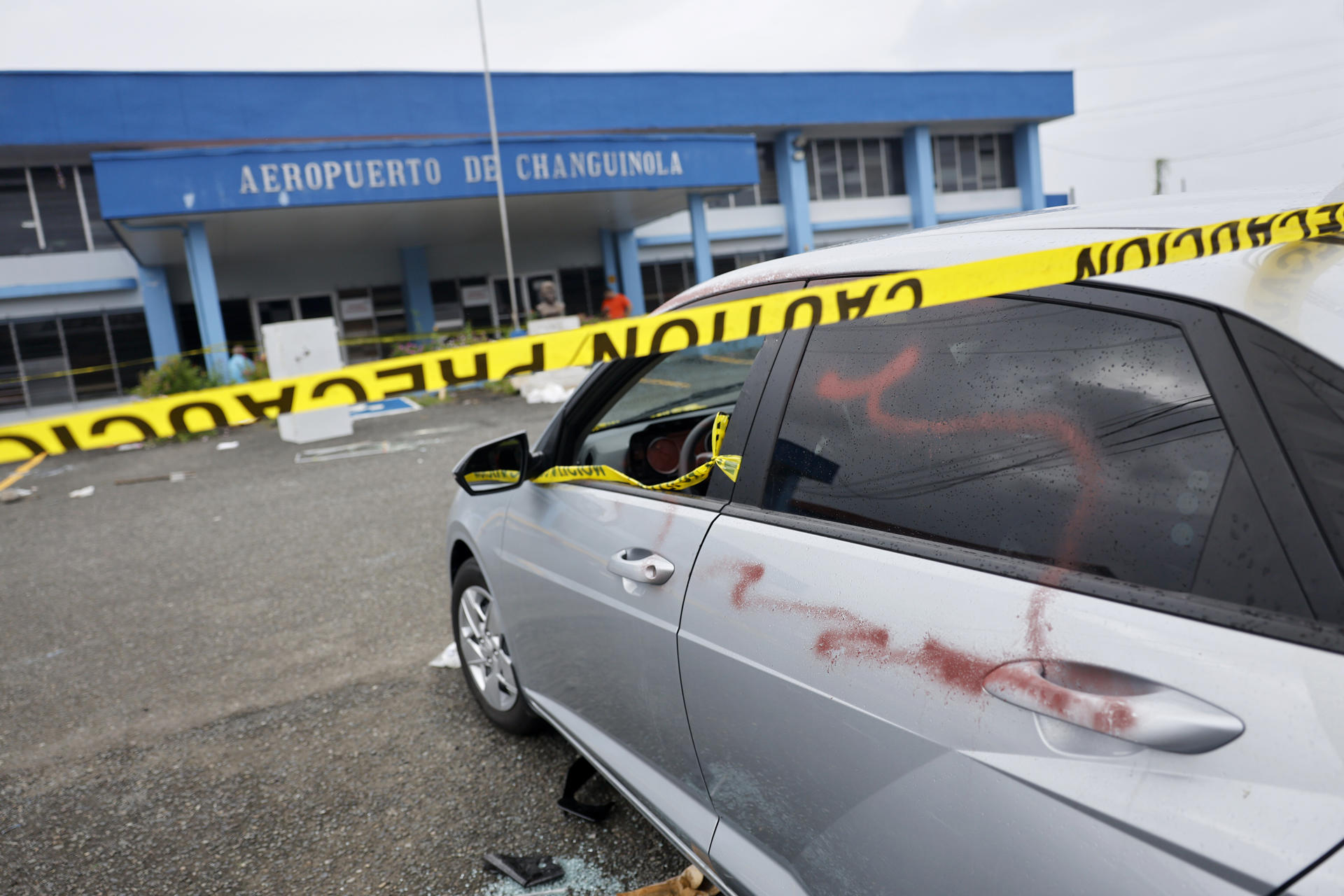 Fotografía de los daños a algunos vehículos en la entrada del aeropuerto de Changuinola este viernes, en Changuinola (Panamá). EFE/ Bienvenido Velasco