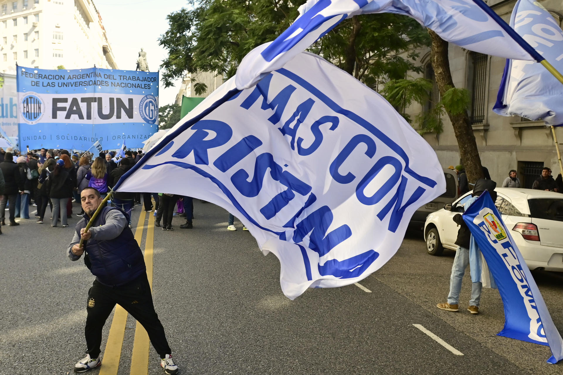 Un hombre sostiene una bandera durante una protesta por la condena a la expresidenta de Argentina Cristina Fernández de Kirchner este miércoles, en Buenos Aires (Argentina). EFE/Matías Martin Campaya