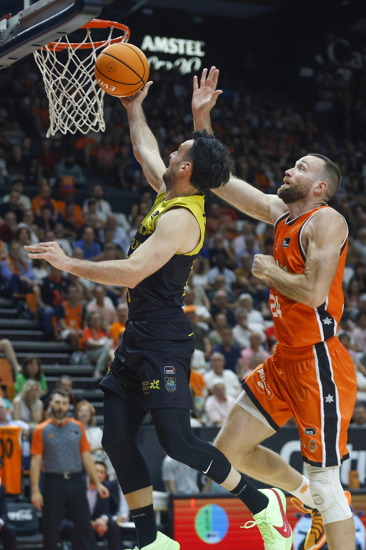 El base de La Laguna Tenerife Lluís Costa (i) entra a canasta defendido por Matt Costello, del Valencia Basket, durante el segundo partido de la semifinal de la Liga Endesa de baloncesto que Valencia Basket y La Laguna Tenerife disputan este jueves en el pabellón de la Fuente de San Luis. EFE/Miguel Ángel Polo