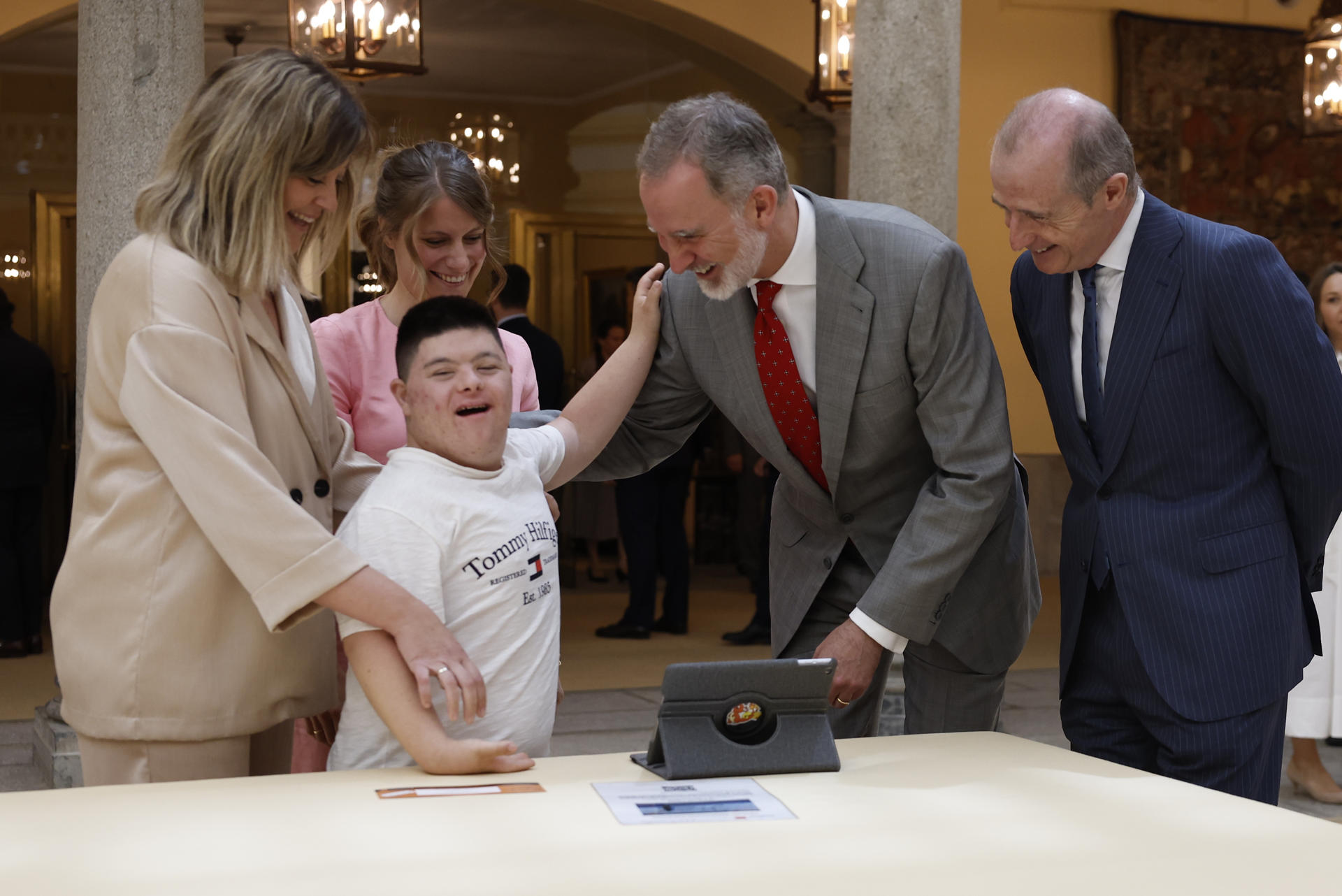 El rey Felipe VI (2d) recibe a los ganadores de la XLIII edición del concurso escolar '¿Qué es un rey para ti?', este lunes, en el Palacio de El Pardo en Madrid,. EFE/Chema Moya