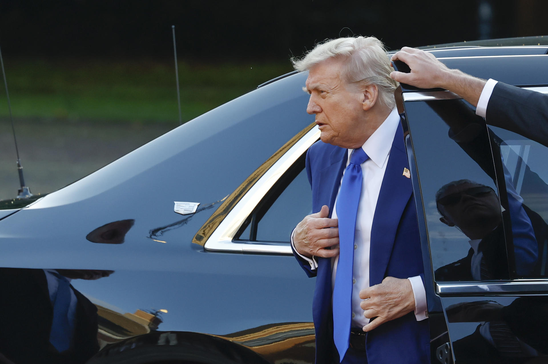 El presidente de los Estados Unidos, Donald Trump, a su llegada a una cena de trabajo ofrecida por los monarcas neerlandeses en el marco de la Cumbre de la OTAN, este martes en el Palacio Huis ten Bosch de La Haya. EFE/JJ Guillén