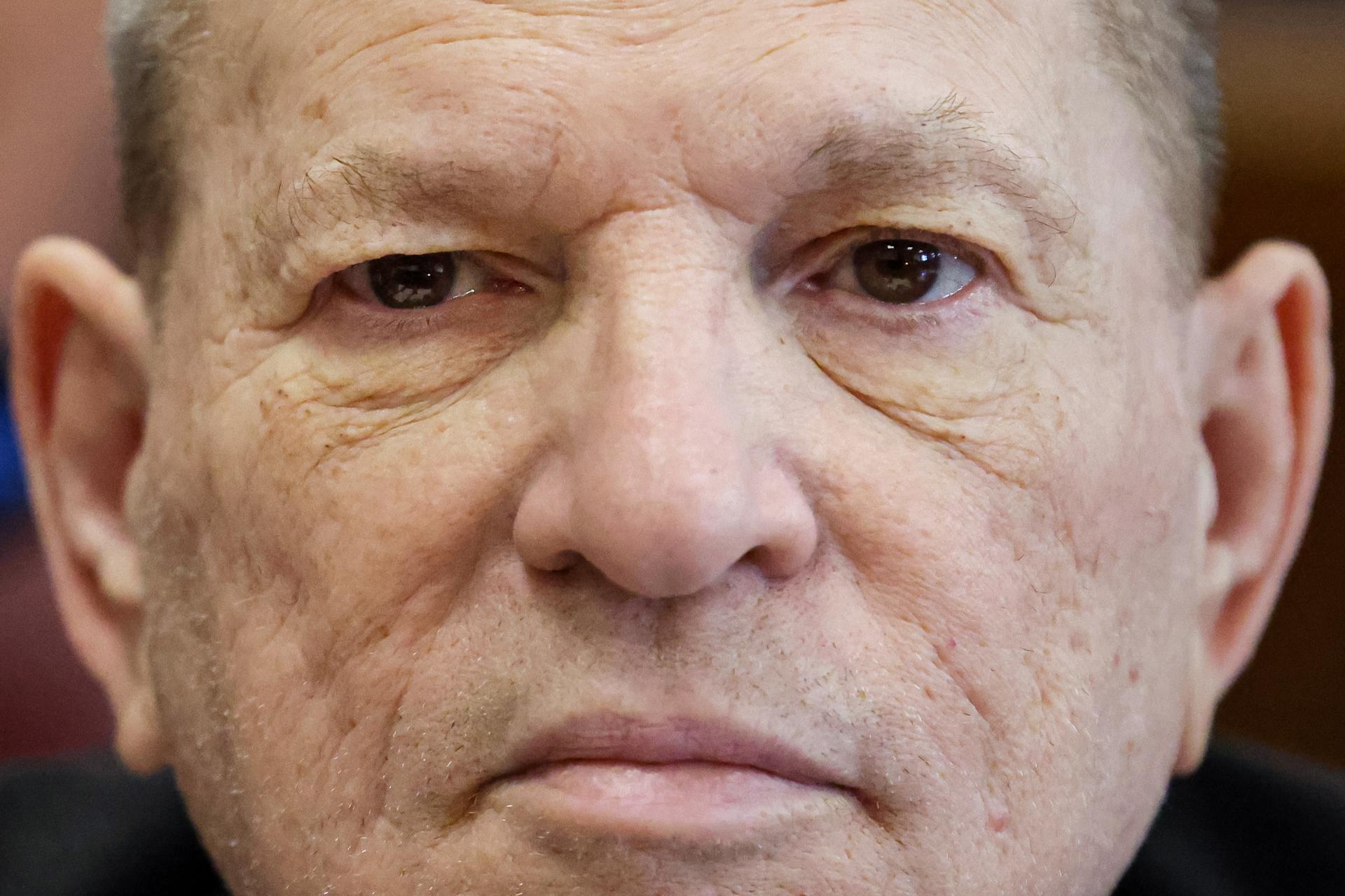 El exproductor de cine estadounidense Harvey Weinstein comparece ante el tribunal por el nuevo juicio en su contra en el Tribunal Penal de Manhattan, en Nueva York, Estados Unidos. EFE/EPA/BRENDAN MCDERMID / POOL