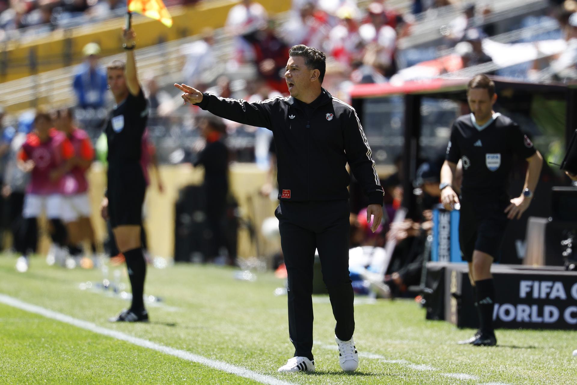 El entrenador de River Plate, Marcelo Daniel Gallardo, reacciona durante un partido de su equipo en el Mundial de Clubes. EFE/JOHN G. MABANGLO