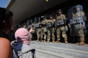 Varios manifestantes se manifiestan en frente de la Guardia Nacional que protege un edificio federal en Los Ángeles, California, Estados Unidos. EFE/ Allison Dinner