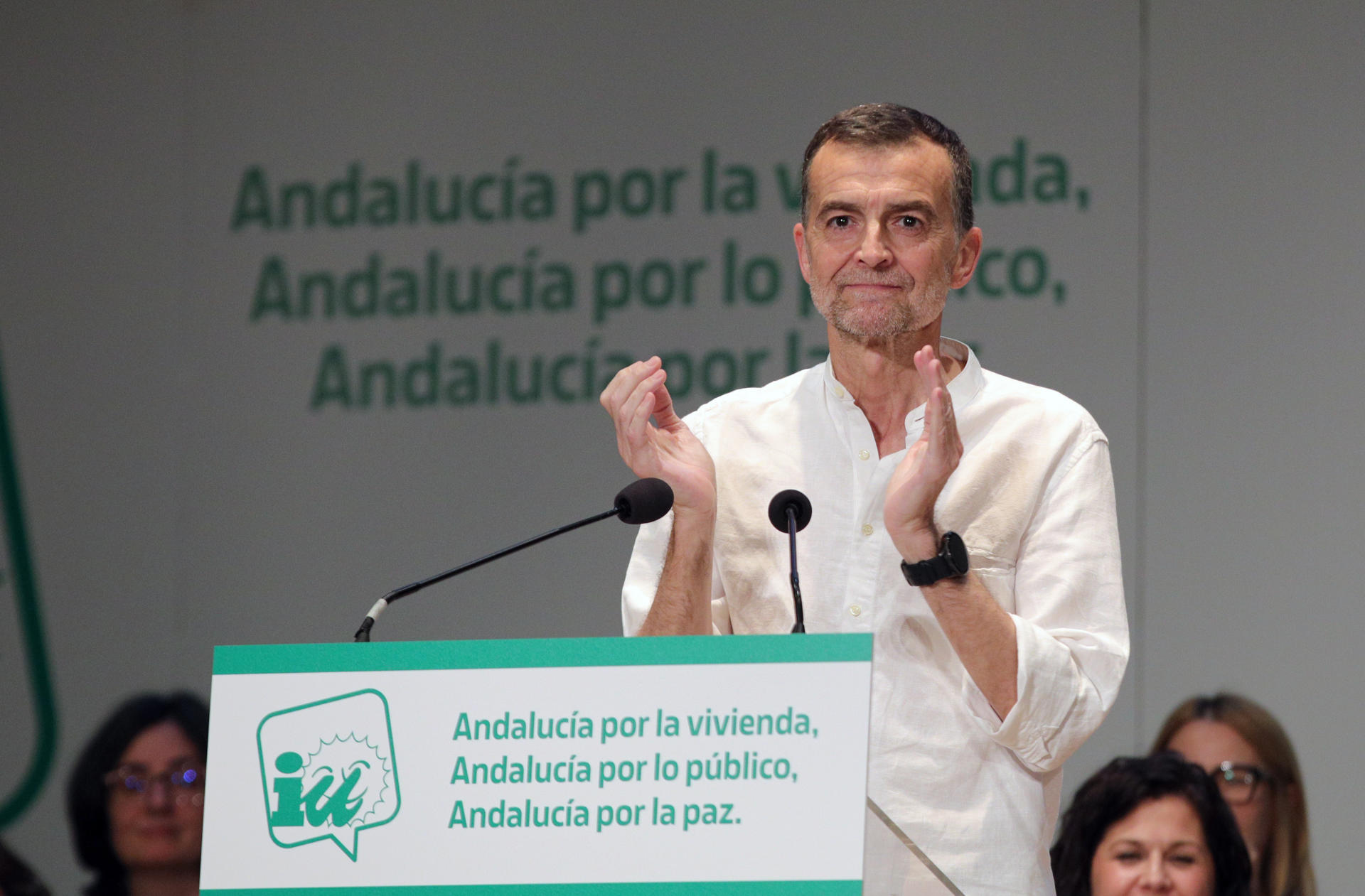 El coordinador general de IU, Antonio Maillo, interviene este sábado, en la XXV Asamblea de Izquierda Unida de Andalucía, celebrada en el Palacio de Congresos de Granada. EFE/ Pepe Torres