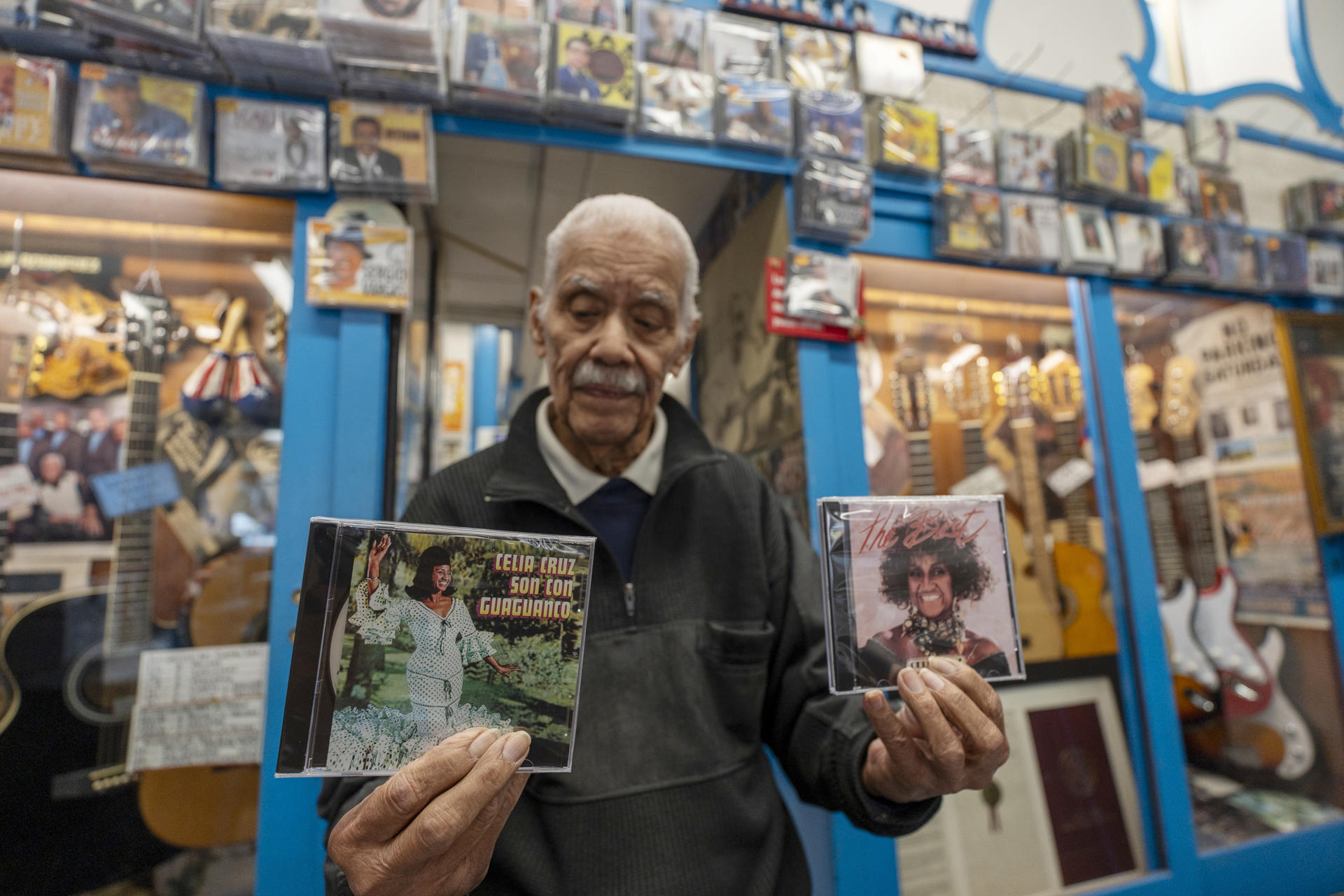 Fotografía del 27 de mayo del compositor Mike Amadeo, de la tienda de disco Casa Amadeo, mostrando unos discos de la cantante Celia Cruz en Nueva York (EE.UU.). EFE/ Angel Colmenares