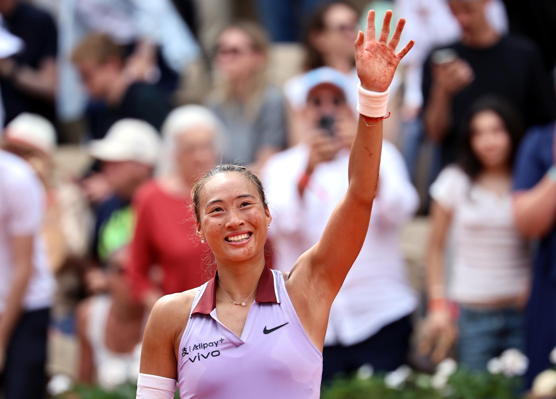 La china Qinwen Zheng, séptima del mundo,en su partido de octavos de final en Roland Garros ante la rusa Liudmila Samsonova.EFE/EPA/CHRISTOPHE PETIT TESSON