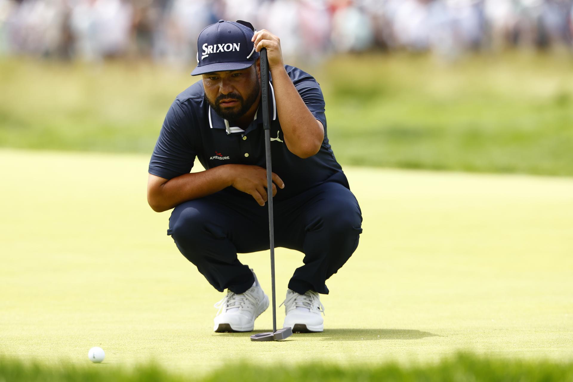 JJ Spaun de Estados Unidos alinea su putt en el hoyo 4 durante la ronda final del torneo de golf US Open 2025. EFE/EPA/JARED WICKERHAM

