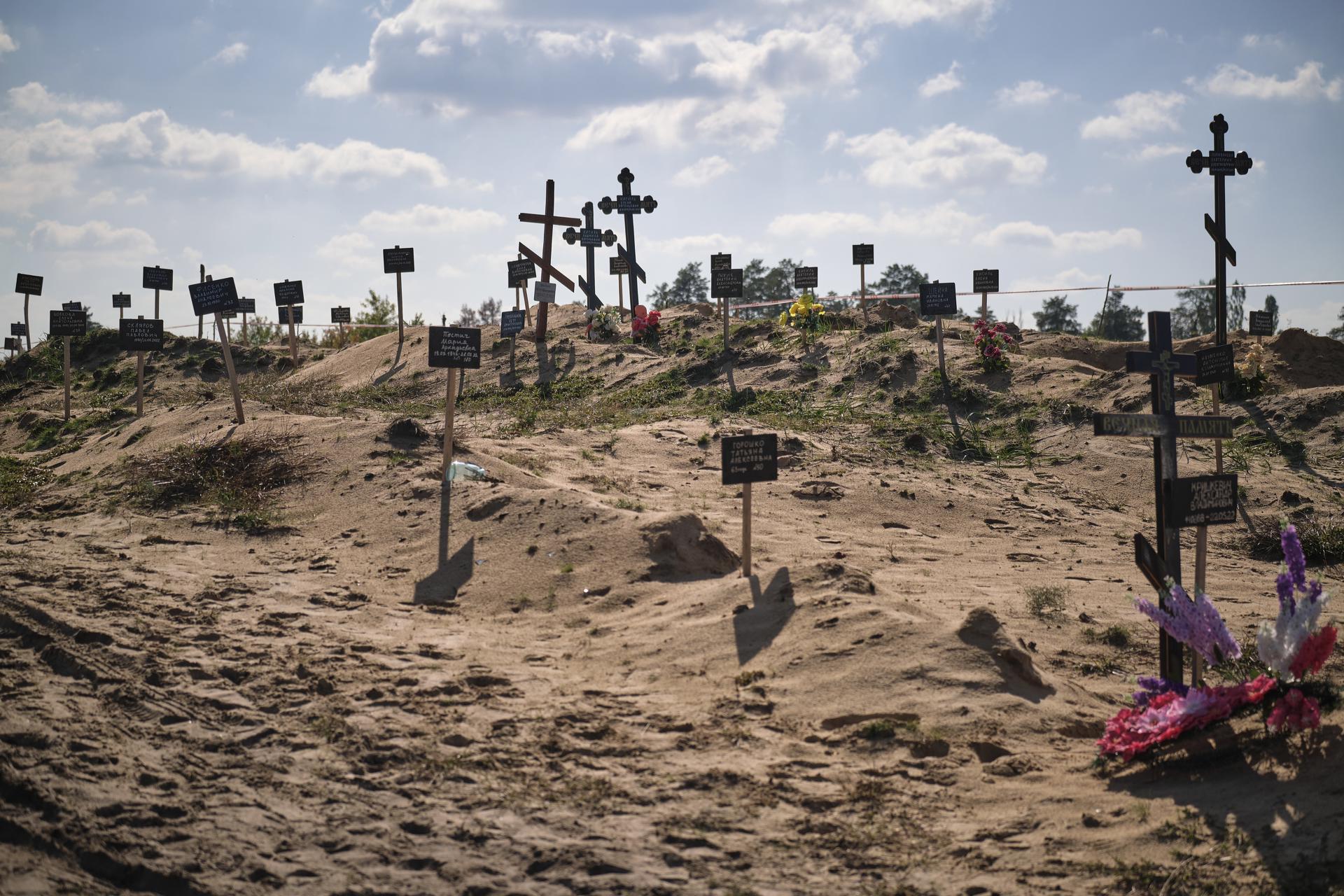 Foto de archivo de tumbas parcialmente sin identificar en región de Donetsk. (Rusia, Ucrania) EFE/EPA/YEVGEN HONCHARENKO