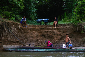 Fotografía del 20 de junio de 2025 de personas junto al río Tuquesa en Bajo Chiquito (Panamá). EFE/ Moncho Torres