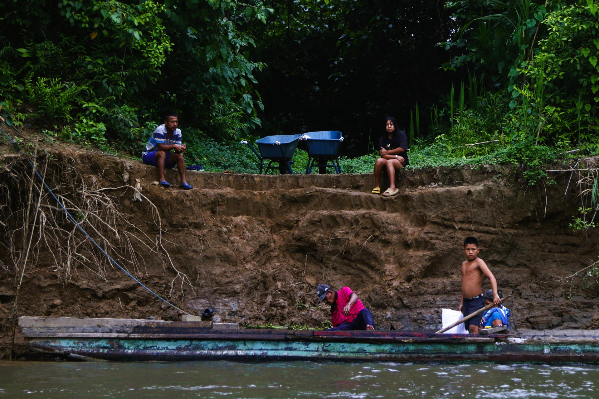 Fotografía del 20 de junio de 2025 de personas junto al río Tuquesa en Bajo Chiquito (Panamá). EFE/ Moncho Torres