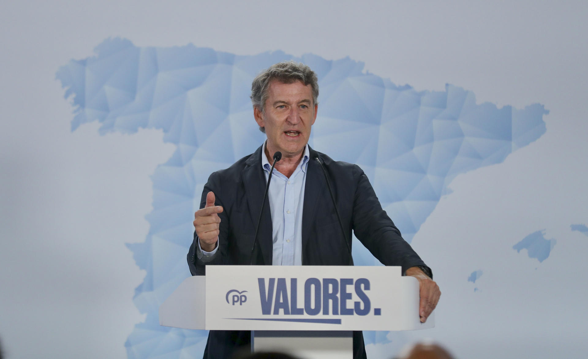 El presidente del PP, Alberto Núñez Feijóo, durante la clausura de un acto organizado por el su partido en Oviedo este viernes, coincidiendo con la celebración de la Conferencia de Presidentes de Barcelona. EFE/ J.L.Cereijido

