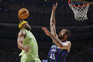 El alero del Barcelona Justin Anderson (i) entra a canasta ante David Kravish, de Unicaja, durante el primer partido de los cuartos de final de la Liga Endesa que ambos disputaron en Málaga. EFE/Jorge Zapata