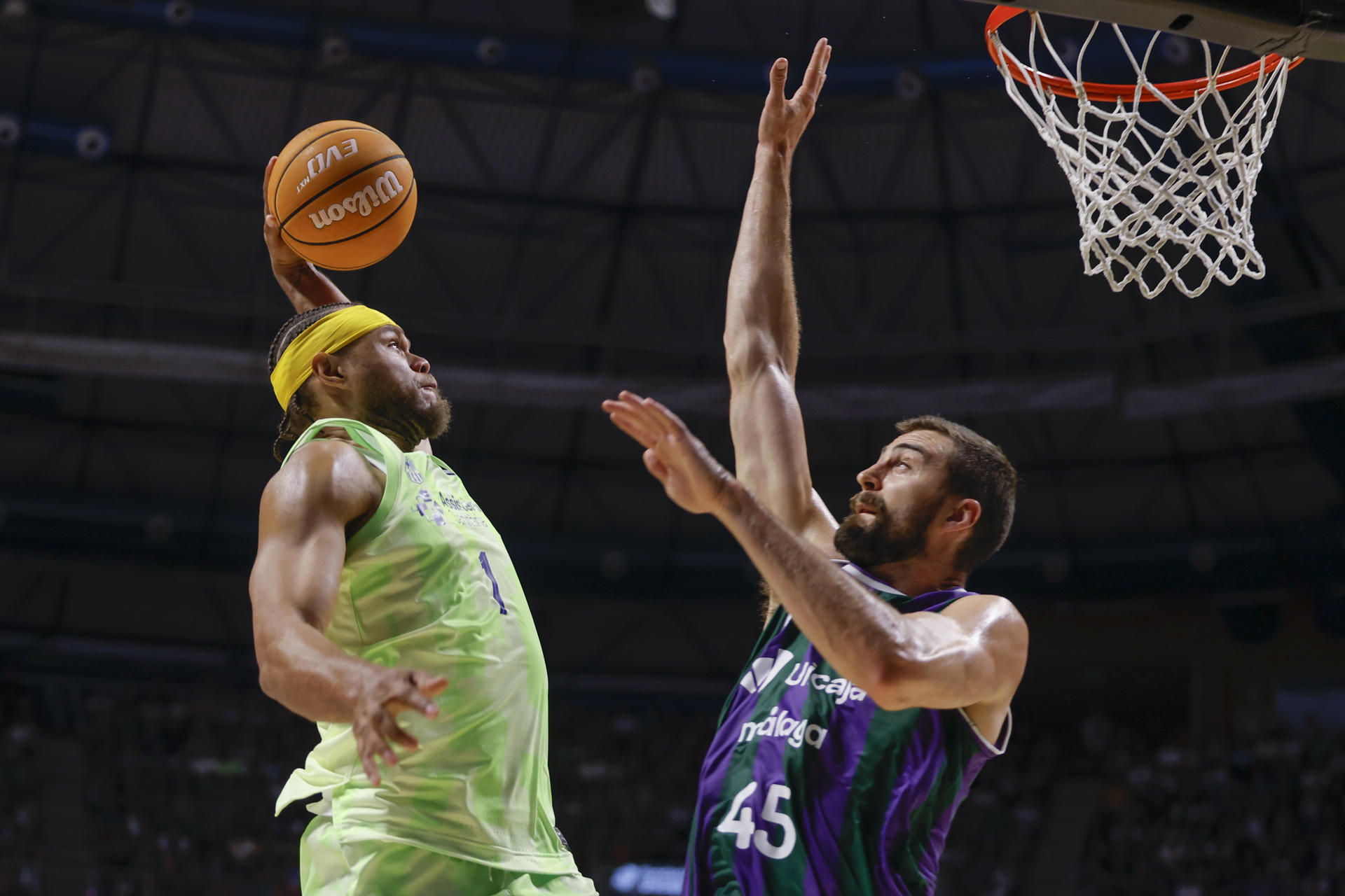El alero del Barcelona Justin Anderson (i) entra a canasta ante David Kravish, de Unicaja, durante el primer partido de los cuartos de final de la Liga Endesa que ambos disputaron en Málaga. EFE/Jorge Zapata