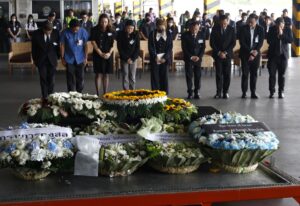 SAMUT PRAKAN (Thailand), 11/06/2025.- Naritsara Chanthasang (C), the widow of Thai worker Nattapong Pinta, who was taken hostage in the Hamas-led 07 October 2023 attacks on Israel, stands in silence with mourners before the coffin after the body was repatriated to Thailand, at Suvarnabhumi Airport in Samut Prakan province, Thailand, 11 June 2025. Thailand's Ministry of Foreign Affairs has confirmed the return of the body of Nattapong Pinta, the last Thai national killed during the Israel-Hamas conflict. He was among 31 Thai hostages taken by Hamas during the October 2023 attacks. In total, 46 Thai nationals lost their lives in the conflict; 28 were released and safely returned home, while 2 died in captivity. (Tailandia) EFE/EPA/NARONG SANGNAK